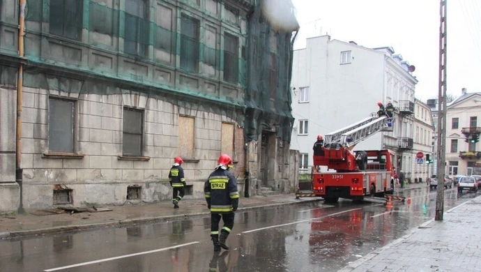 Wiatr zerwał płytę z dachu „Europy”