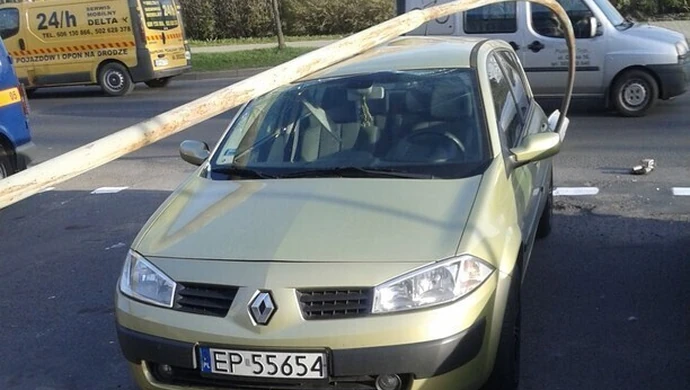 Latarnia przewróciła się na samochód 