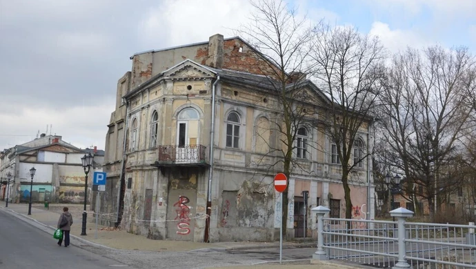 Ruina przy ul. Starowarszawskiej 18 zagraża bezpieczeństwu przechodniów 