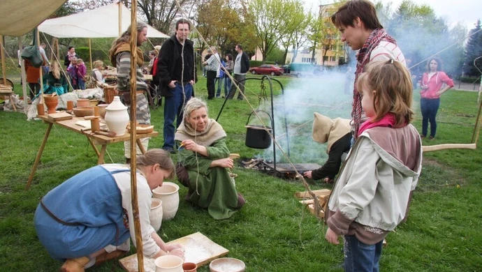 Festyn historyczny na boisku UJK 