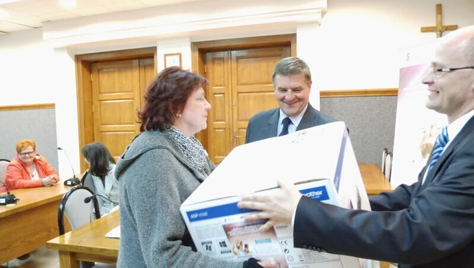 Przekazali sprzęt komputerowy ponad stu rodzinom