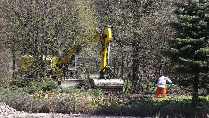 W parku miejskim nie będzie toalety, ale będzie mostek zakochanych