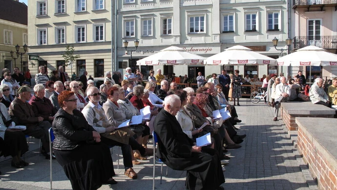 Śpiewali pieśni patriotyczne w Rynku Trybunalskim
