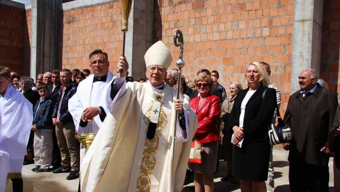 Arcybiskup święcił nowy kościół w Piotrkowie