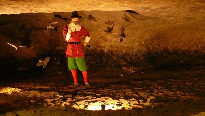 Noc w Grotach i Skansenie