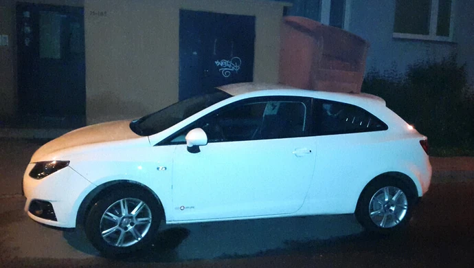Ktoś zrzucił fotel na auto?