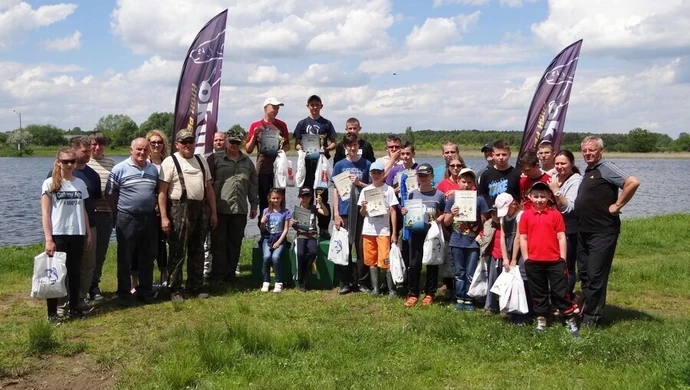 Wędkowali z okazji Dnia Dziecka 