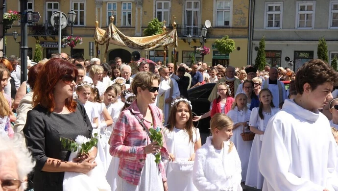 Boże Ciało w Piotrkowie. Procesja z kościoła farnego [ZDJĘCIA]