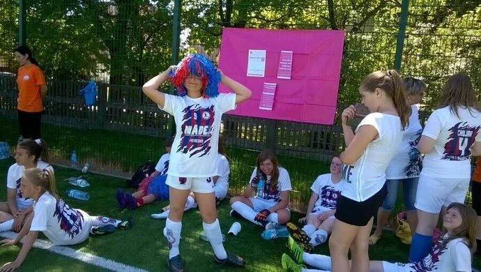 Sportowa impreza w Gimnazjum nr 2. Pokazali rakowi piersi różową kartkę życia