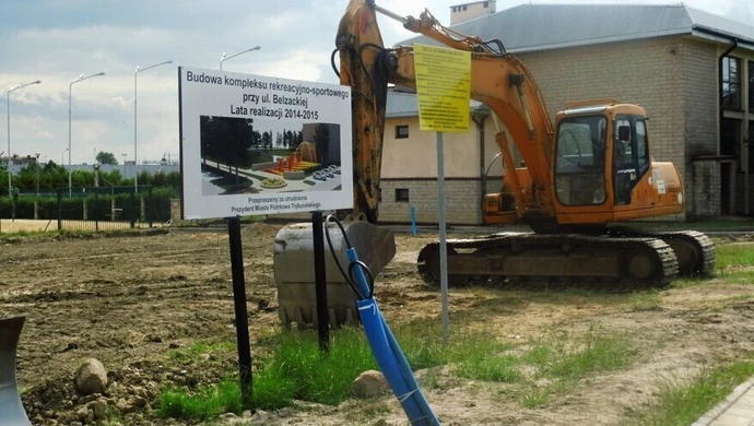 Pomiędzy basenem a kortami znów budują 