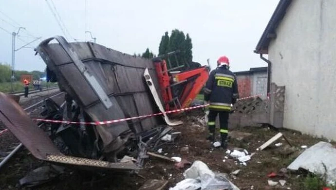 Pociąg staranował tira [ZDJĘCIA]