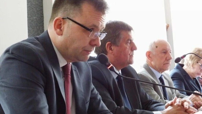 „Tolerujecie działania niezgodne z prawem!” - awantura o SP10 