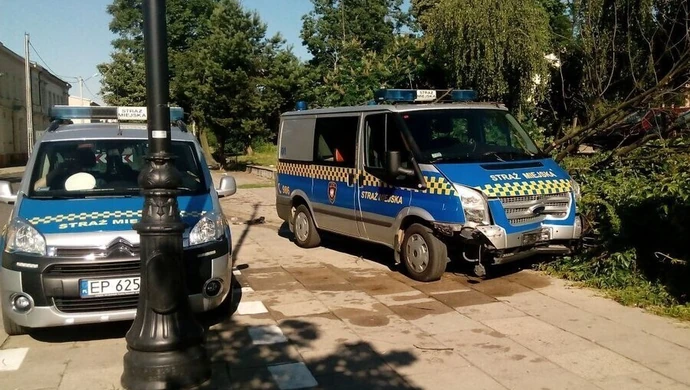 Samochód Straży Miejskiej wjechał na chodnik i staranował znak drogowy