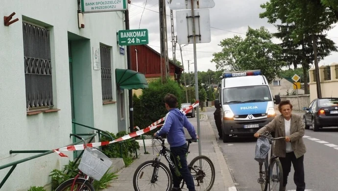Napadli na bank. Trwa obława [ZDJĘCIA]