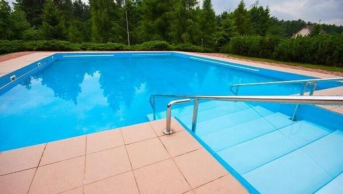 Mieszkańcy mogą się ochłodzić w basenie (odkrytym) 