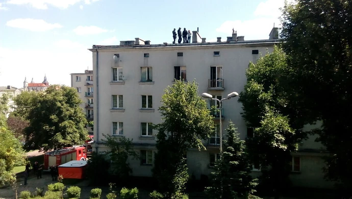 Mężczyzna próbował wyskoczyć z okna (video) - aktualizacja