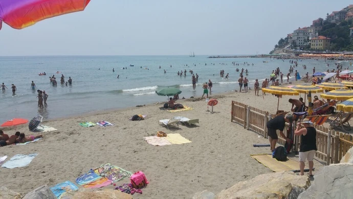 Za krótkie łóżko, za twardy piasek, za duży upał, czyli na co narzekamy na wakacjach