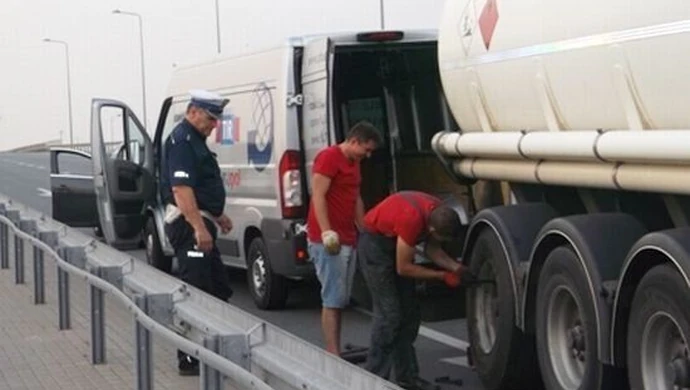 Policjanci kontrolowali ciężarówki i busy 