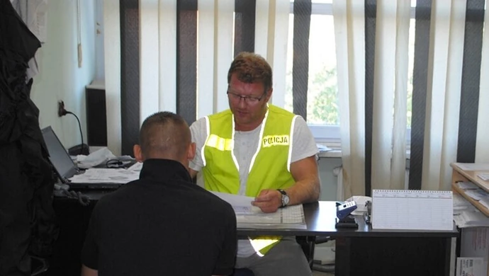 Włączył się alarm, nie zdążyli ukraść alkoholu  