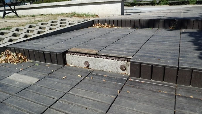 Sypie się podest przy piotrkowskiej fontannie 