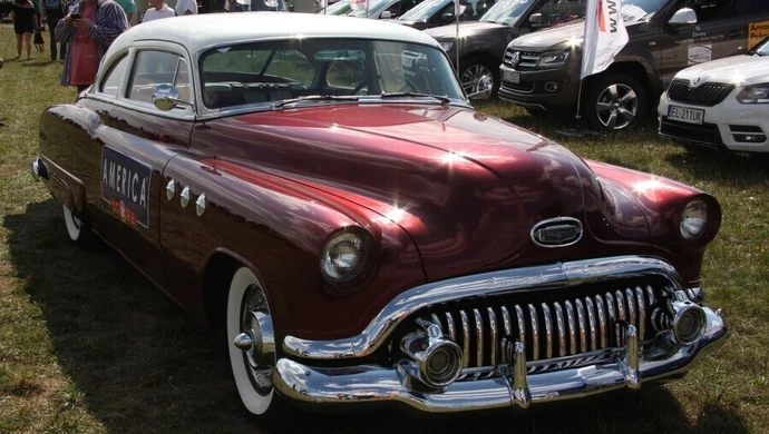 Kilkaset aut na MotoCaruzeli