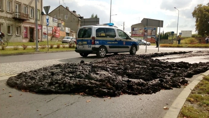 Śmierdzące odpady wylały się na jezdnię 
