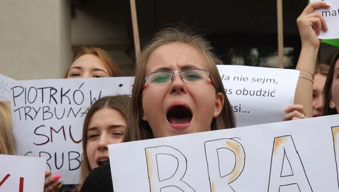 Krzysztof Krawczyk też jadł pączki! Piotrkowska młodzież daje rządowi czarną kartkę