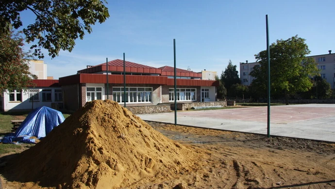 Budują boisko przy SP nr 2