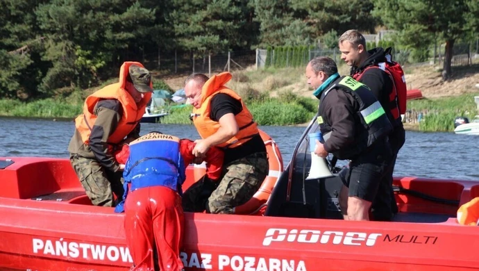 Rybacka i pożarna ćwiczyły na Zalewie 