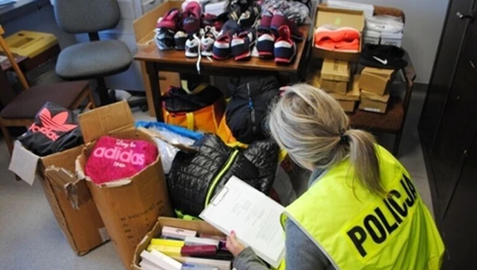 Trefny towar na targowisku przy ul. Dmowskiego 