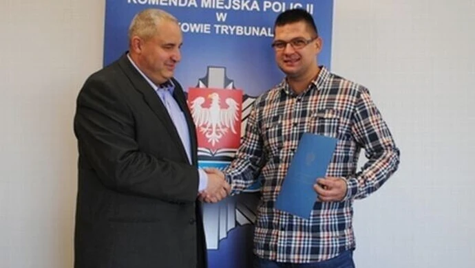 Zatrzymał pijanego kierowcę. Przyjął gratulacje od policjantów 