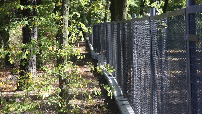 Falujące ogrodzenie w parku Poniatowskiego