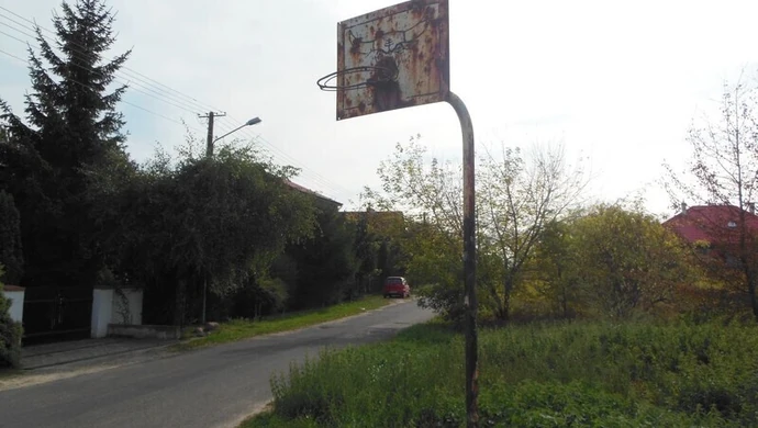 Kącik rekreacyjny bez oświetlenia i ogrodzenia 