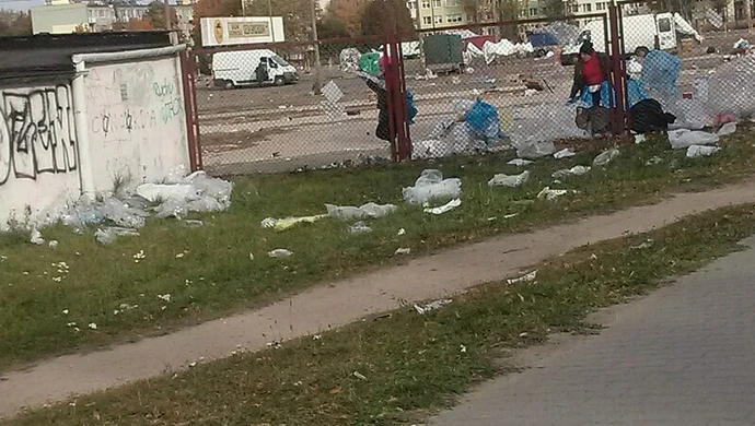 Śmietnisko po niedzielnym targowisku
