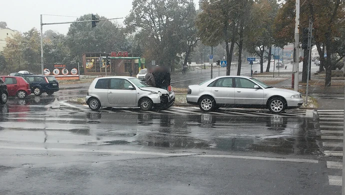 Trudne warunki na drogach. Kolizja w Al. Kopernika