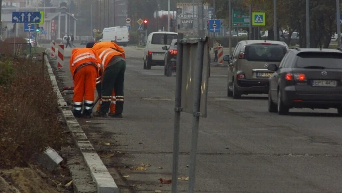 Zdzierają starą nawierzchnię Al. Sikorskiego 