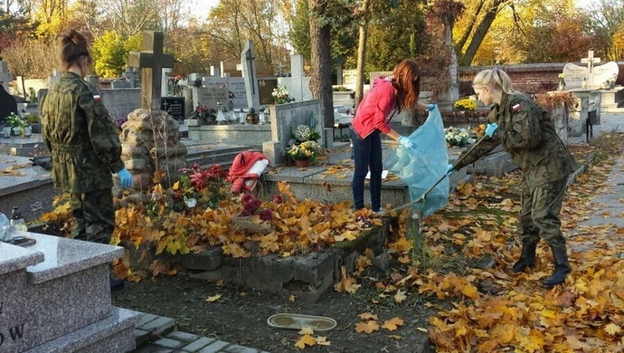 Posprzątali zapomniane groby