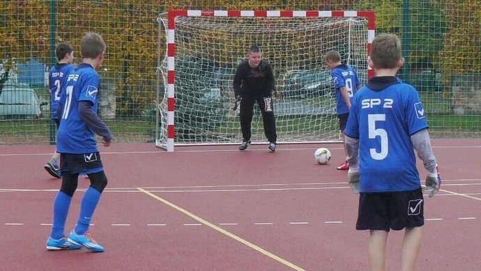 Kiedyś dwa ognie i skoki przez skrzynię, a dziś? Wf w piotrkowskich szkołach