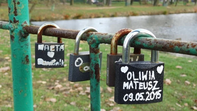 Plac zabaw, siłownia i taras w parku Belzackim 