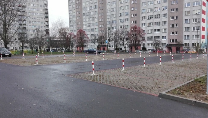 Parking przy ul. Kobyłeciego świeci pustkami