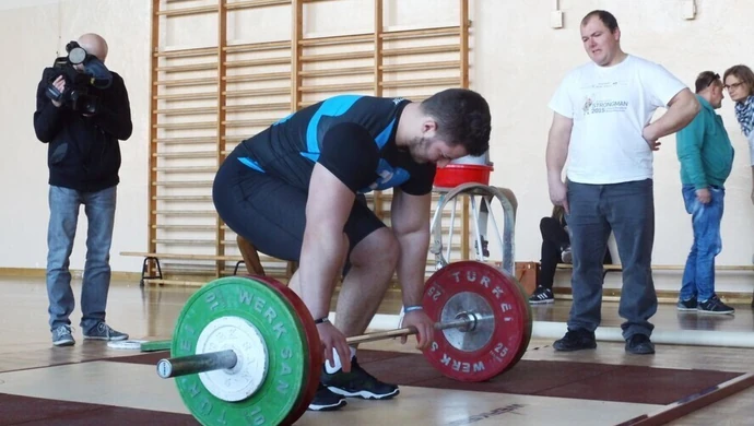 Ile podnieśli w martwym ciągu?