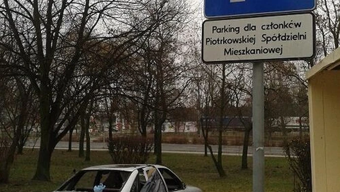 Kto usunie porzucone auto przy ul. Norwida?