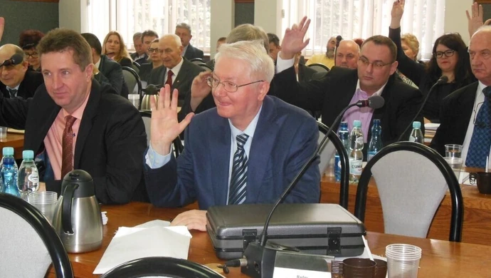 Awantura na sesji. Polityka zdominowała dyskusję nad budżetem 