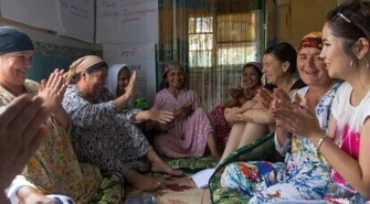 Kupują krowy, uczą demokracji