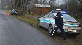 Kierowca zginął po zderzeniu auta z drzewem