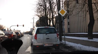 Kolejny mistrz parkowania...