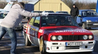 Pisk opon na lotnisku w Piotrkowie 