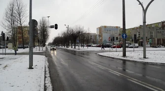 Do domu jeżdżą przez parking