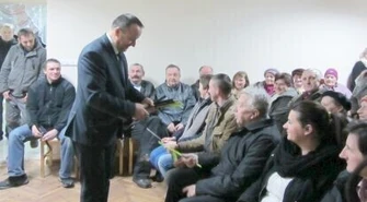 Burmistrz rozdaje odblaski