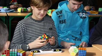 Kostkę Rubika mają w małym palcu